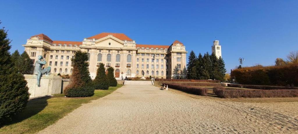 Gold Downtown Apartman Apartamento Debrecen Exterior foto